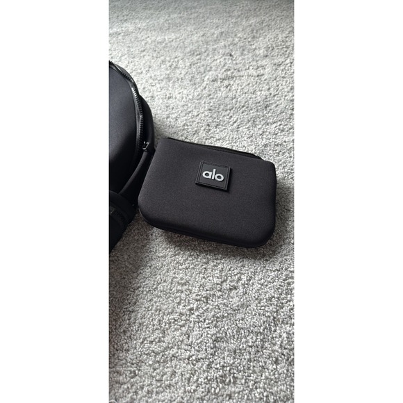 New Alo Yoga Stow Backpack Black With Detachable Pouch - NWT - Picture 5 of 7